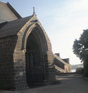 Saint-Suliac Kirche mit Rance Sicht