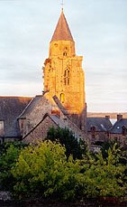 soleil du matin sur église et vallée