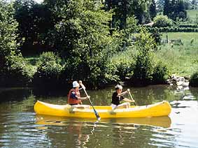 en kayak sur une rivière