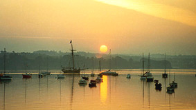 magen romántica del puerto al atardecer